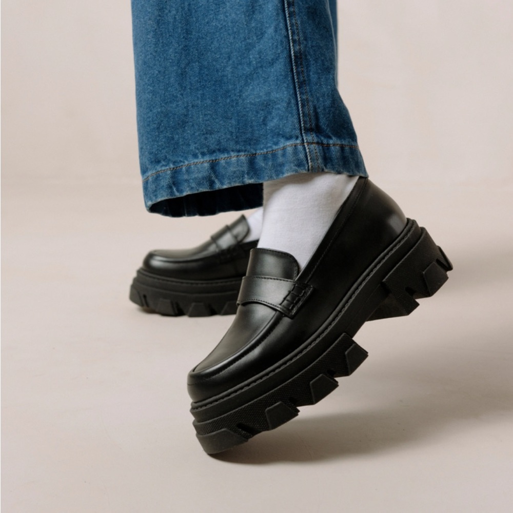 Alohas Trailblazer Loafer in Corn Black